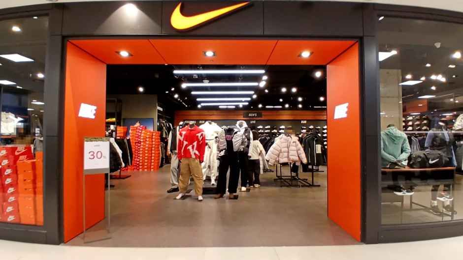 Nike 现代百货 美阿店