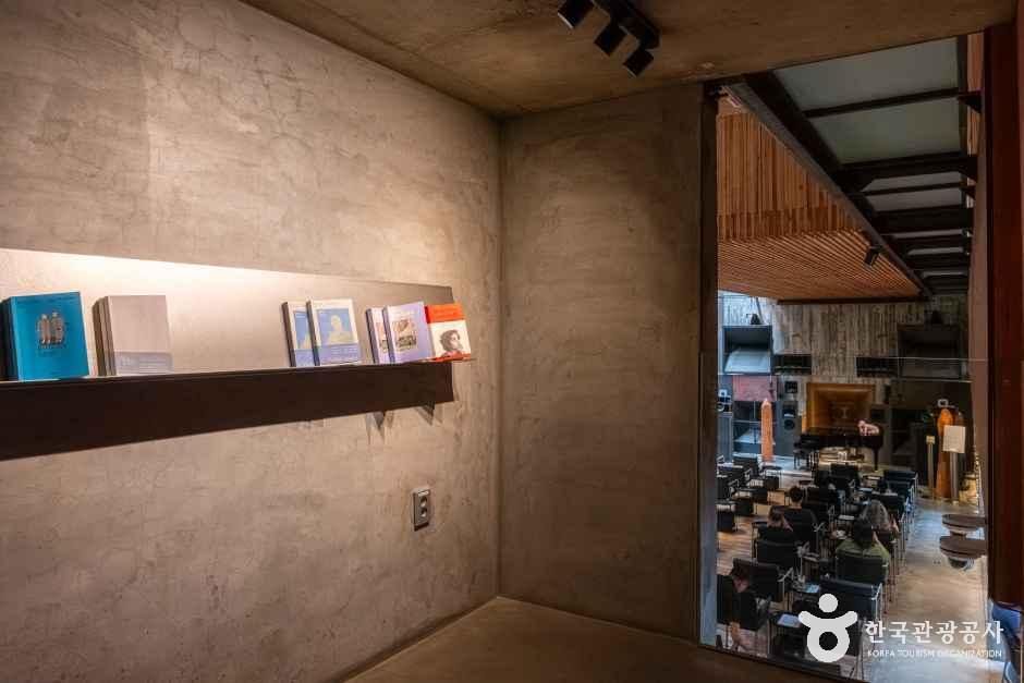 경기_파주_카메라타_내부_5.jpg