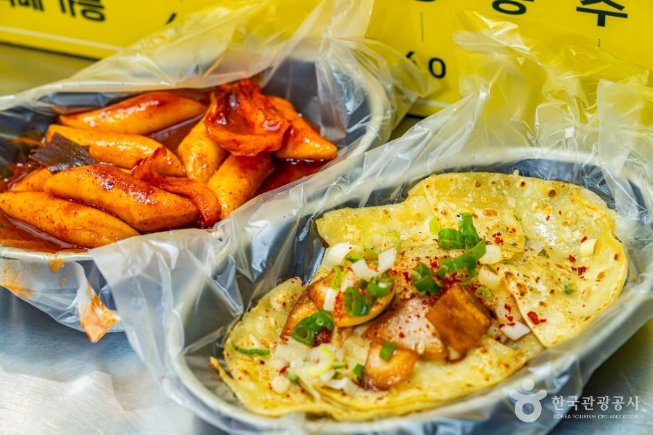 Flat dumplings, the perfect match for Tteokbokki