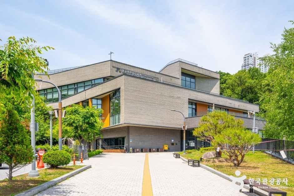 광교푸른숲도서관 - 경기도 수원시 영통구 광교호수로 131 (하동) 관광 명소
