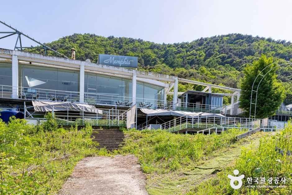 클럽멤피스글램핑 - 충청북도 충주시 살미면 월악로 1229 관광 명소