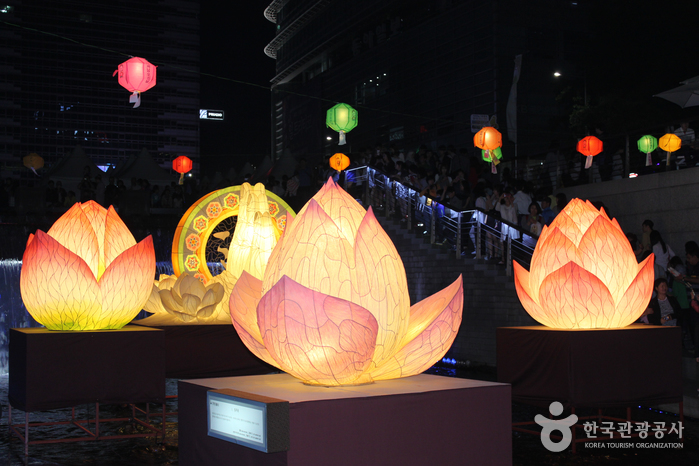 Resultado de imagen para Seoul Bathed in Lantern Light
