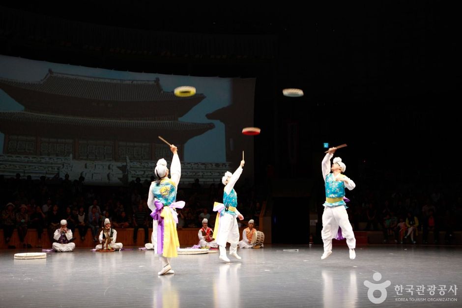 One of Anseong Namsadang Nori plays, “hoop spinning”