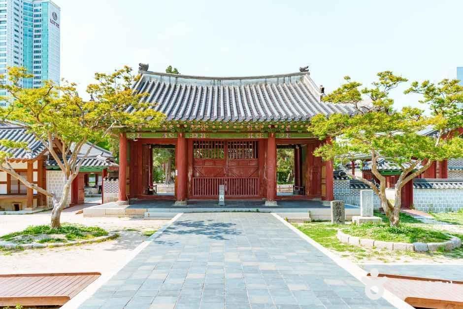 Seoul Donggwanwangmyo