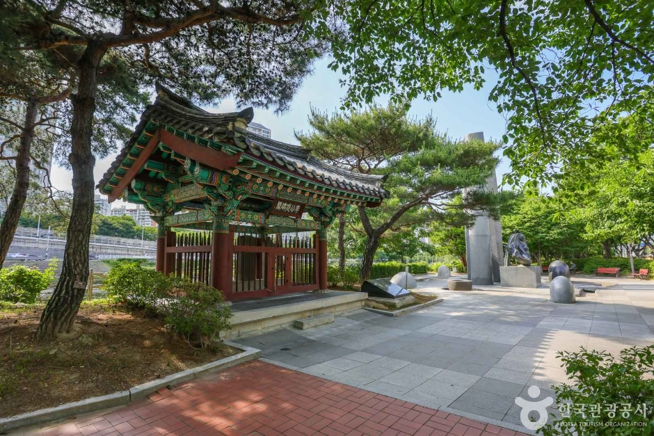 利公堤碑及郡守李厚范善政不忘碑