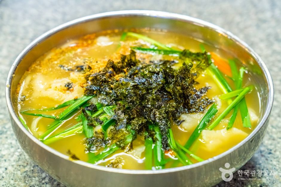 Kaljebi (noodles with hand-torn dough pieces) 