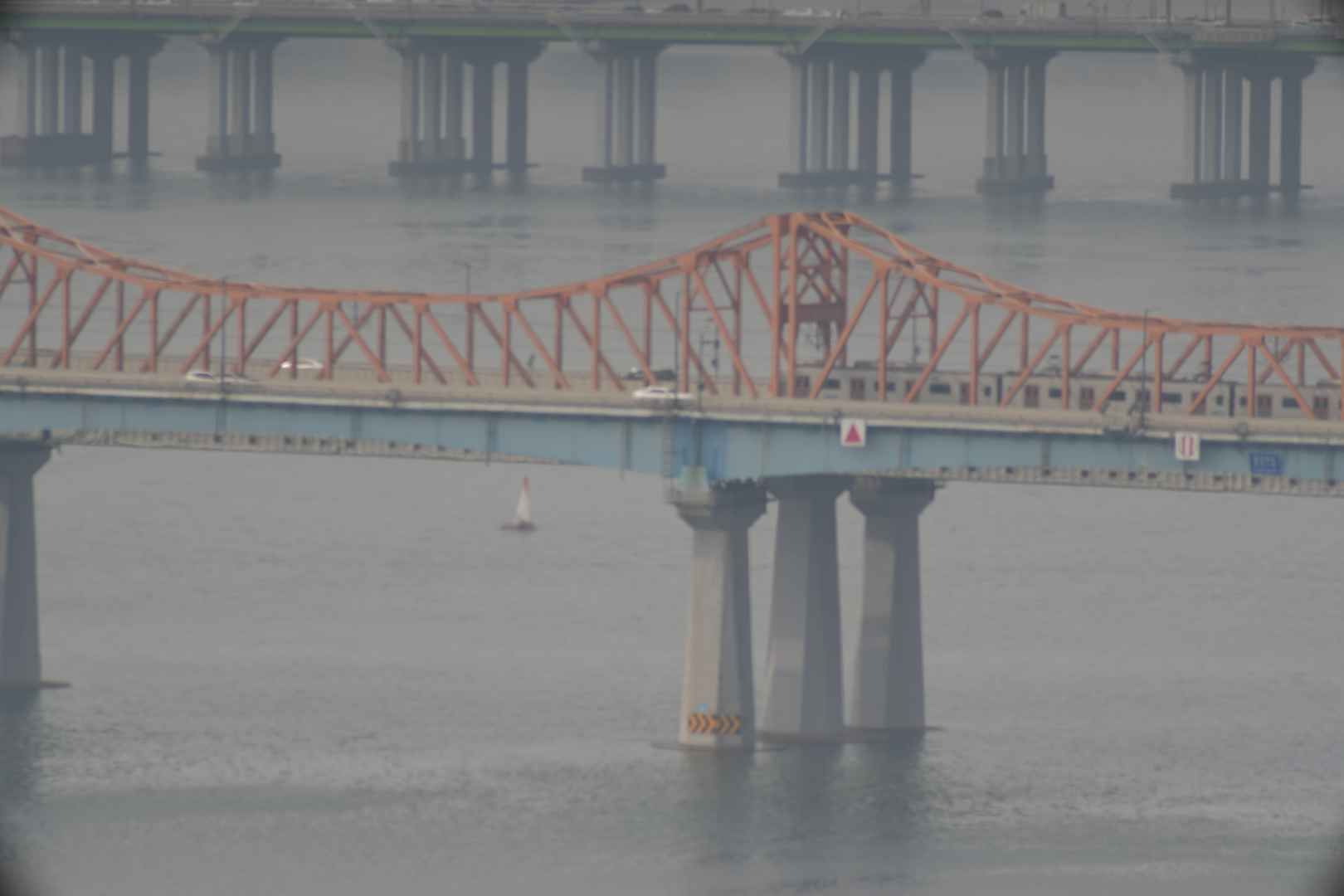 漢江にかかる東湖大橋を走る3号線の地下鉄も