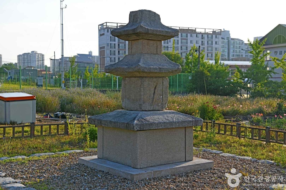 阿仁里石塔