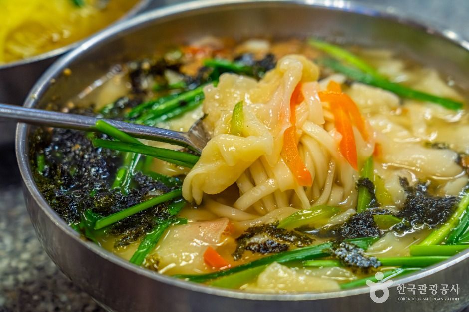 Kaljebi (noodles with hand-torn dough pieces)