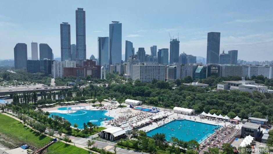 Yeouido Hangang Park Outdoor Swimming Pool