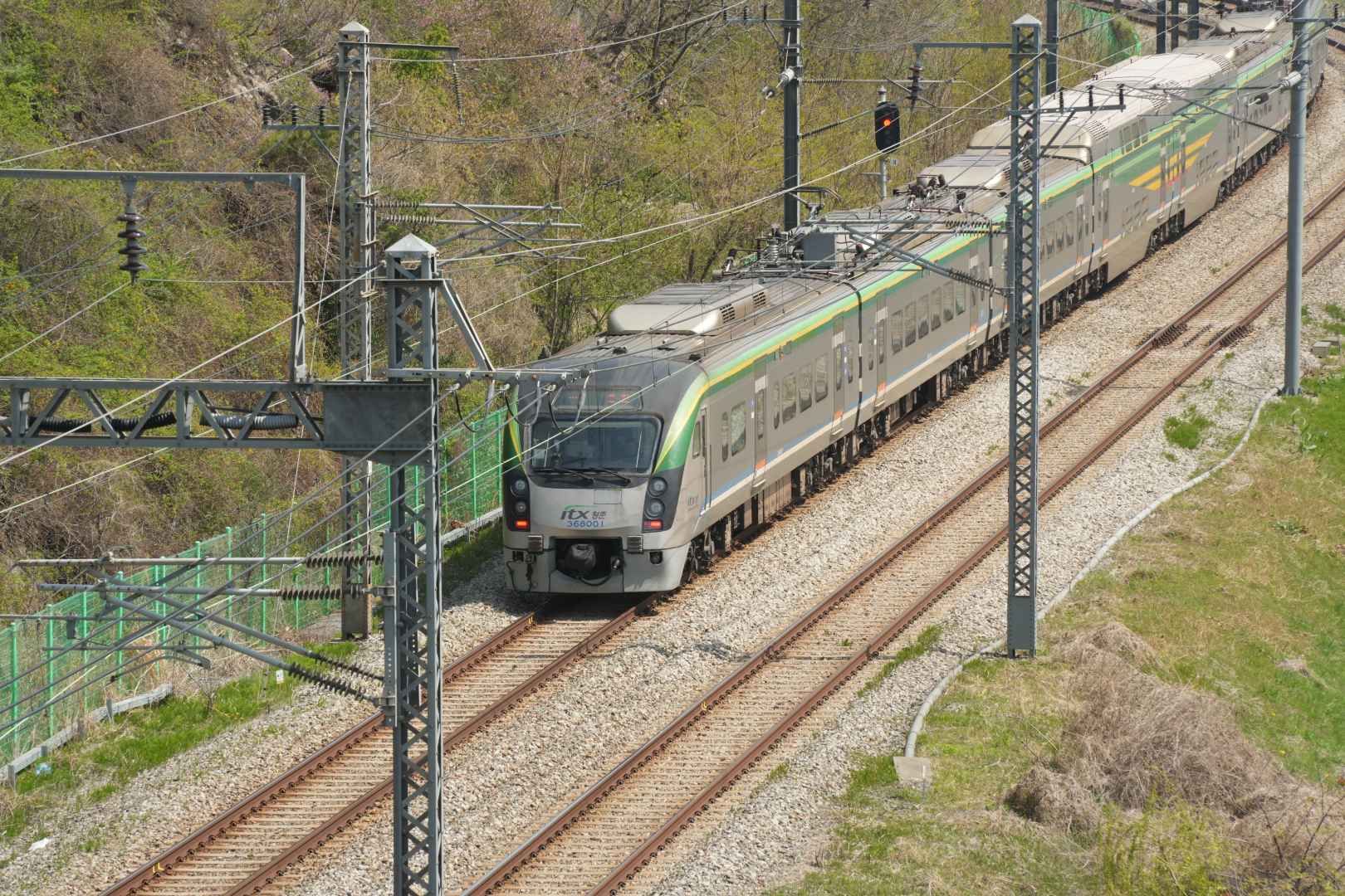 鷹峰山の麓を疾走する龍山発春川行きITX-青春号（S2011列車）