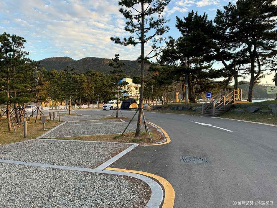 송정솔바람해변캠핑장 - 경상남도 남해군 미조면 미송로483번길 4-1 관광 명소