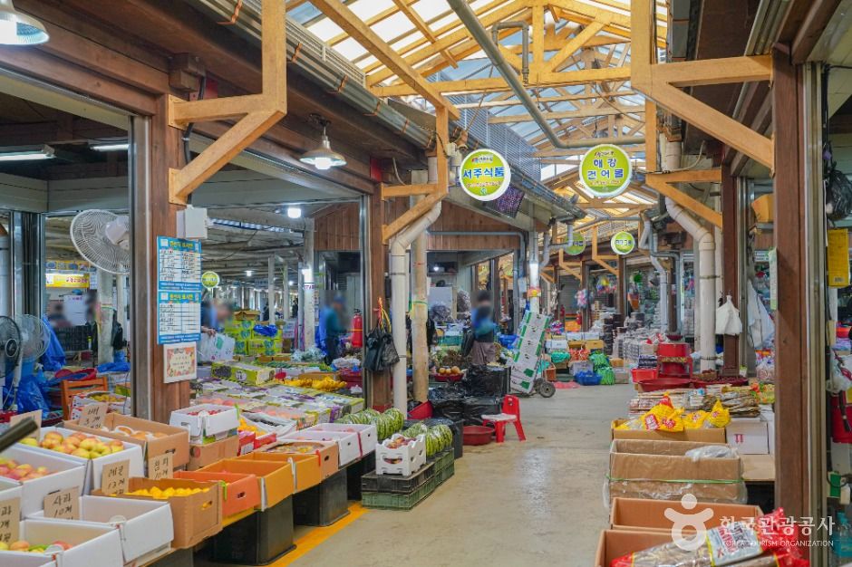 Neungju Traditional Market