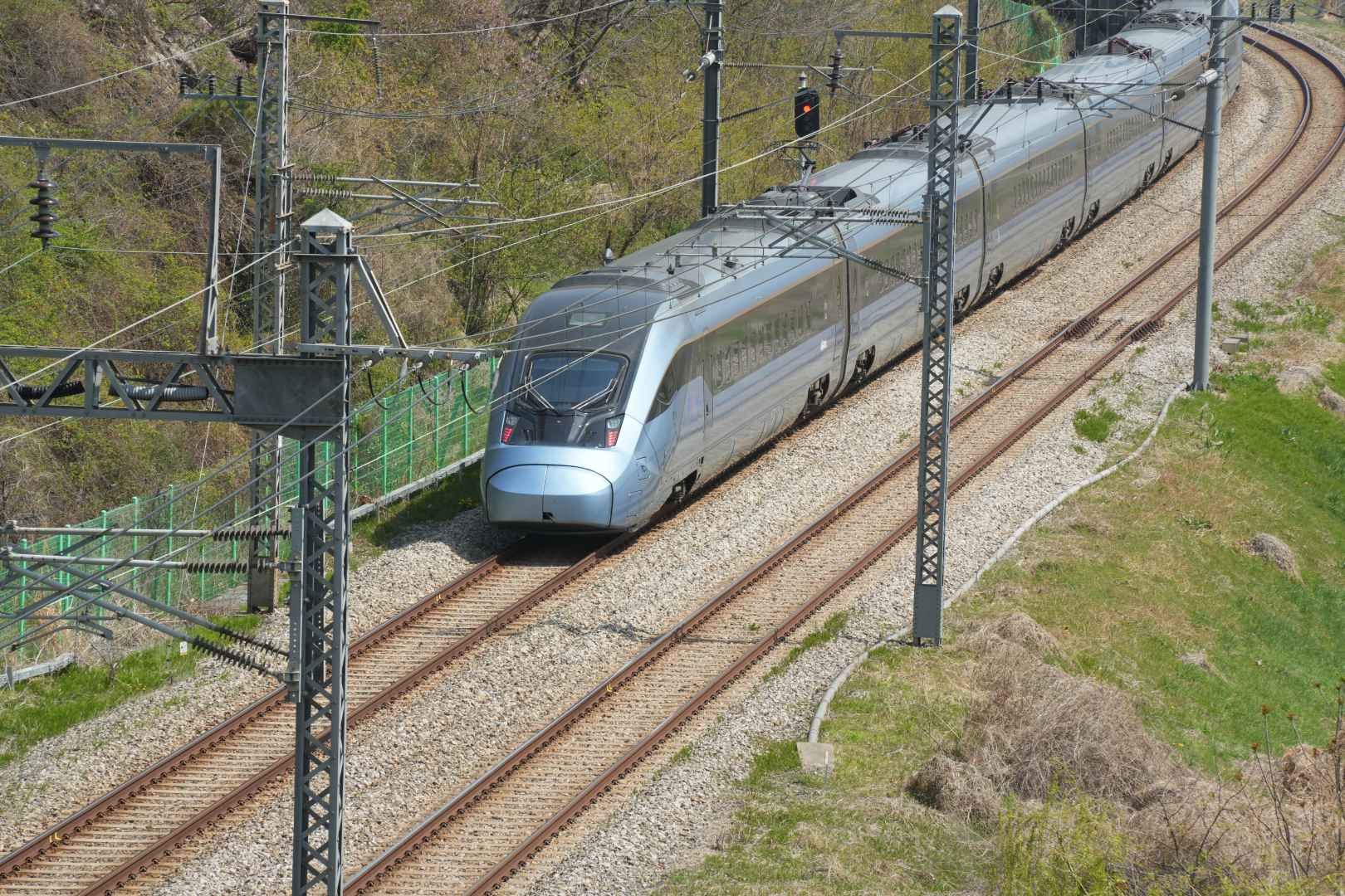 ソウル発東海行き（843号）・釜田(707号)行きを連結運転するKTX-イウム号（撮影場所：龍飛橋）
