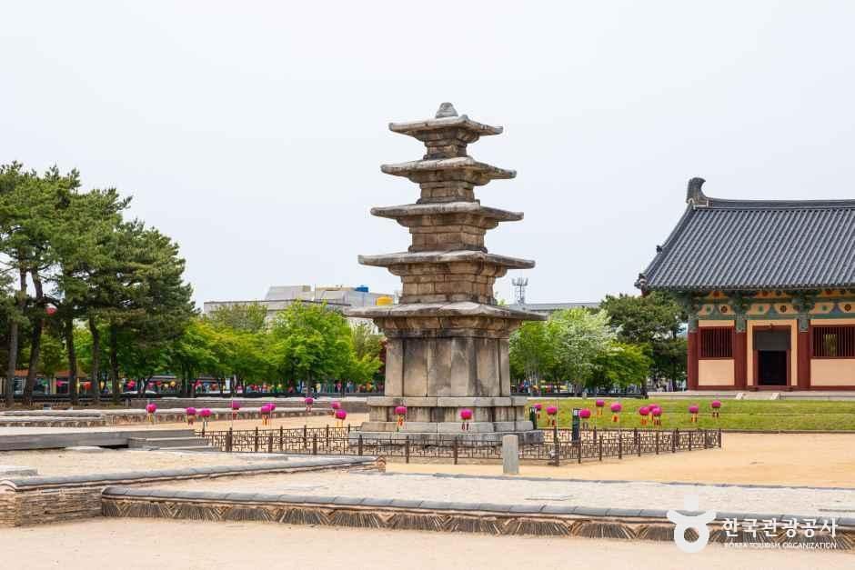 扶余定林寺址五层石塔)[联合国教科文组织世界遗产]