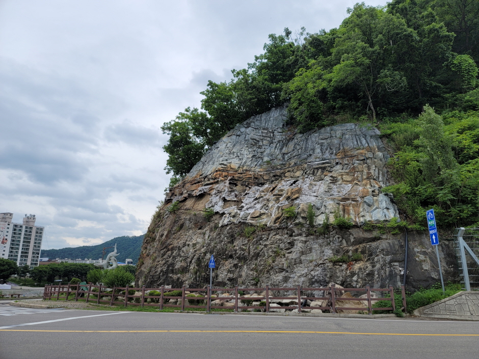 [江原平和ヌリ サイクルロード 6コース] 華川 弥勒岩の道