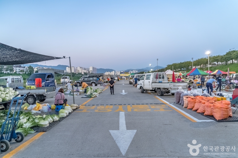 Gangneung Farm Produce Dawn Market