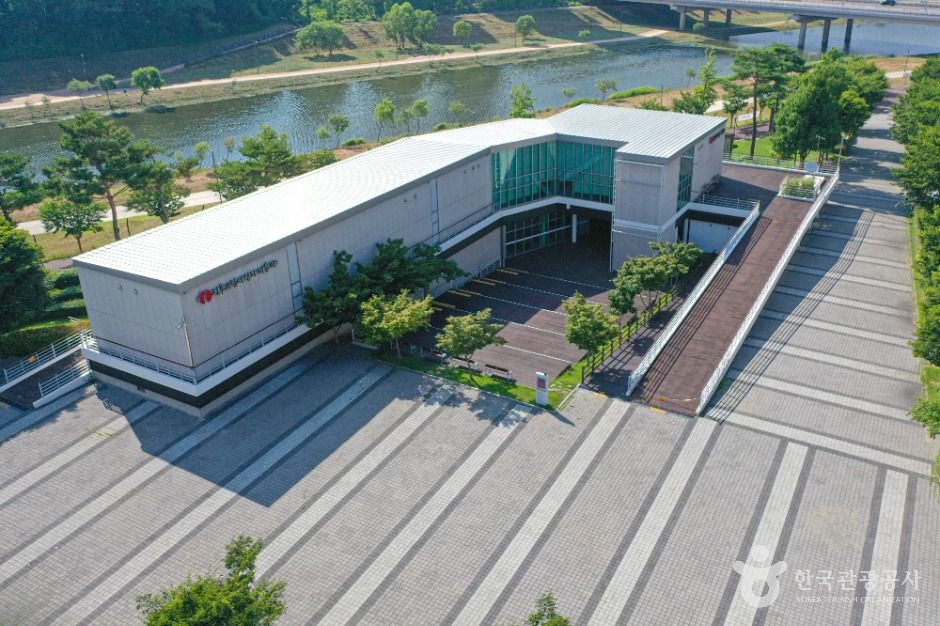 晋州市立李性子美术馆
