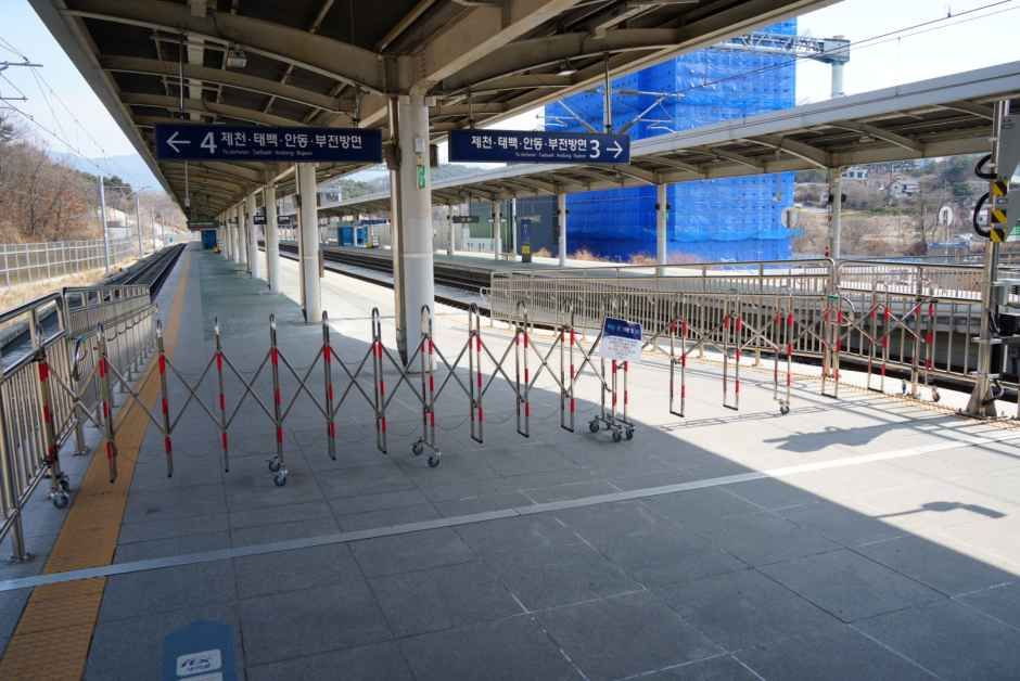 高床ホームの間に設置された伸縮門扉