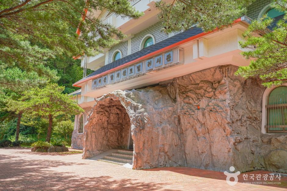 智異山パルチザン討伐展示館