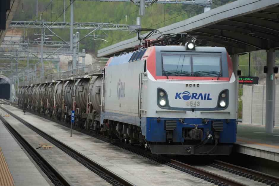 堤川操車場発水色行き3334貨物列車