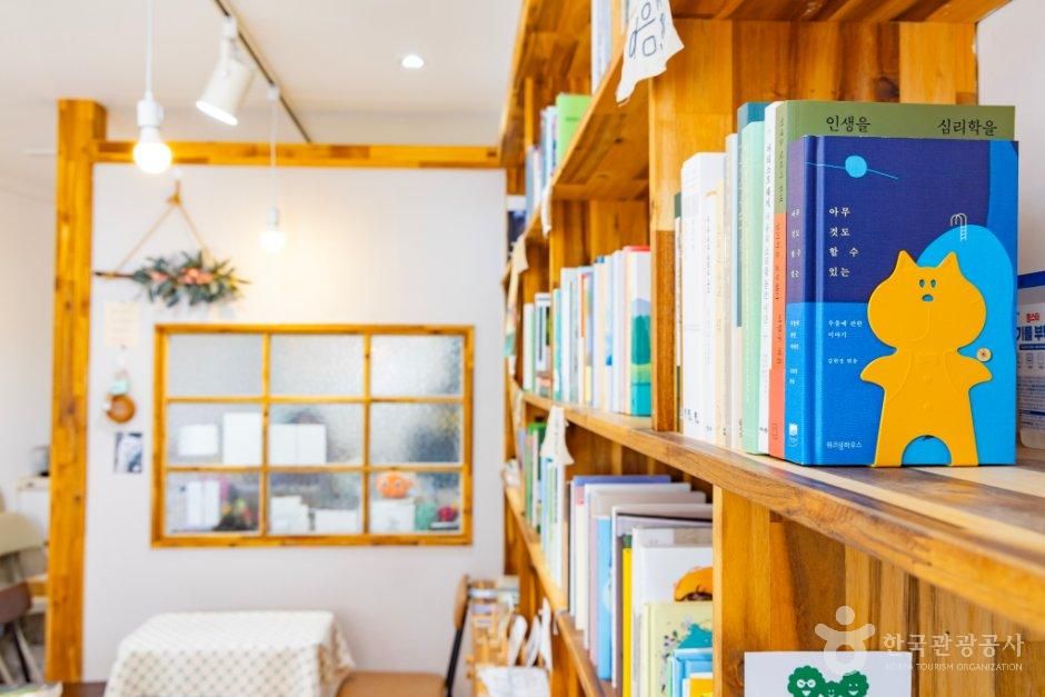 충남_공주시_느리게 책방 (4).jpg