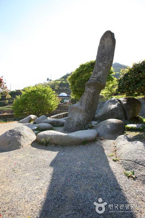 남해 가천 해변과 암수바위 남해 가천 해변과 암수바위