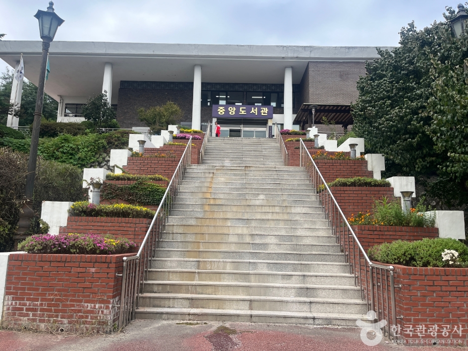 水原市立中央図書館