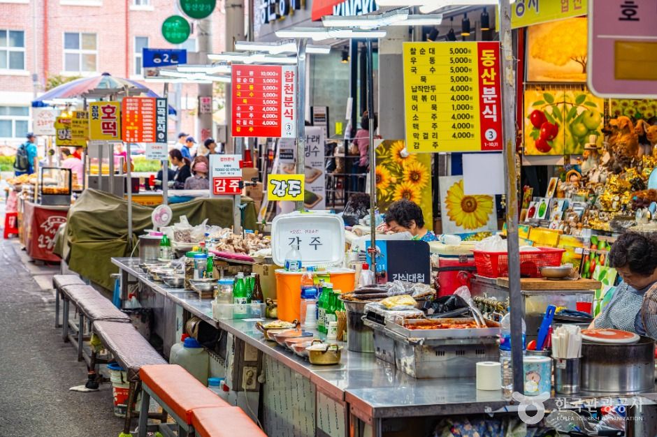 Street stalls selling all kinds of snacks 