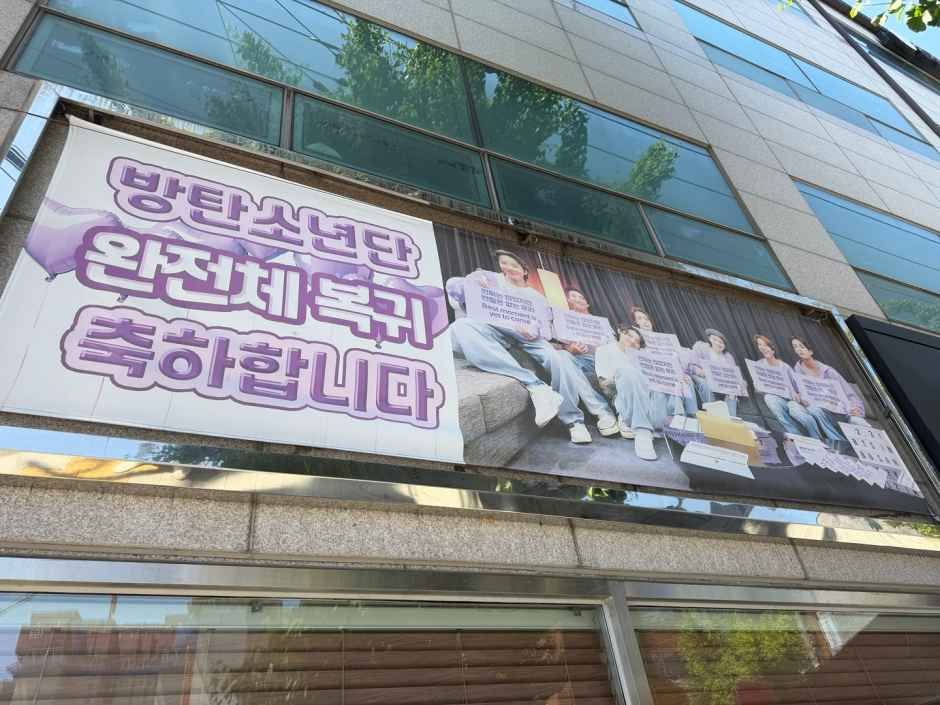 Lugar donde se sentaron V y Park Bo-gum