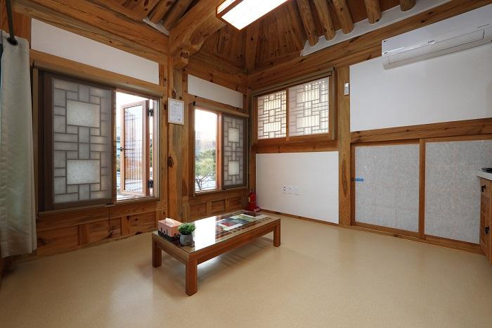 Duta hanok’s living room