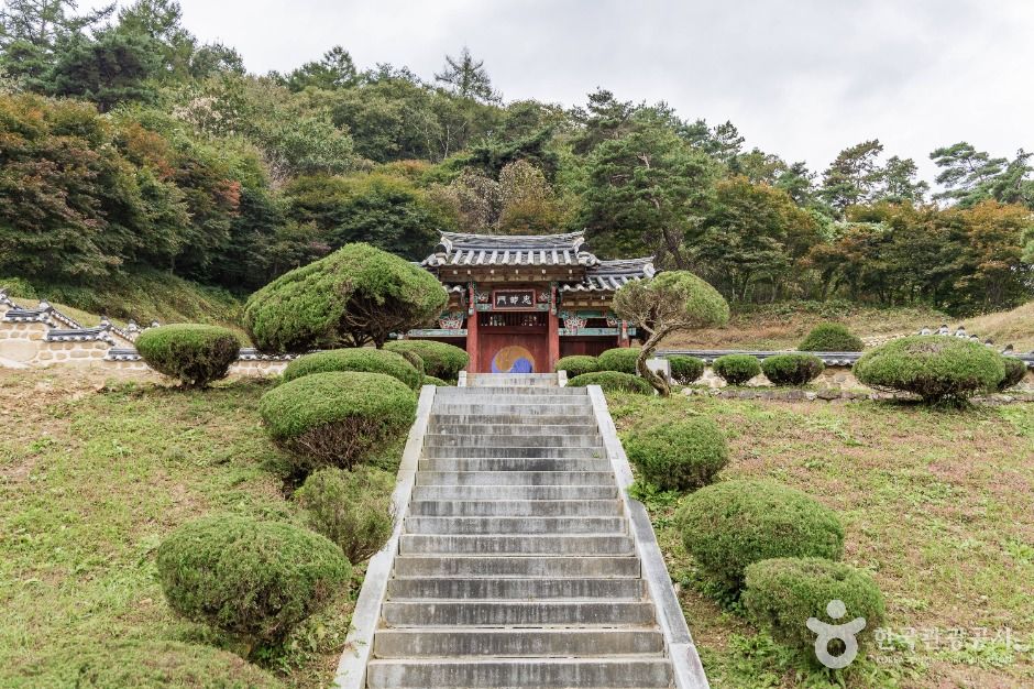 槐山七忠祠と避世亭