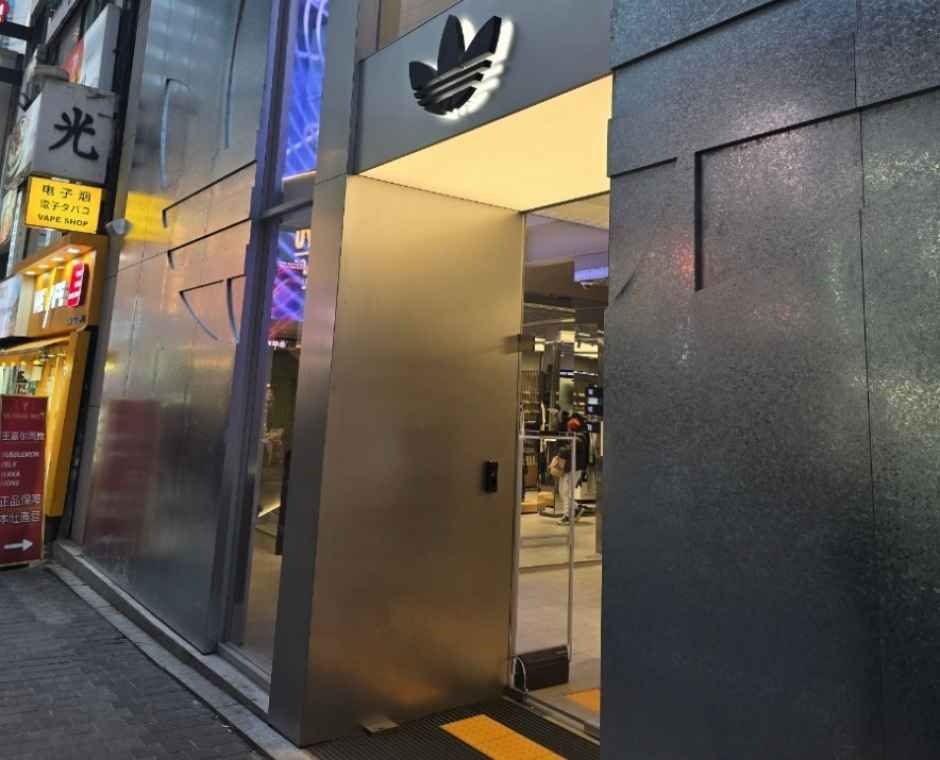 아디다스 오리지널스 명동