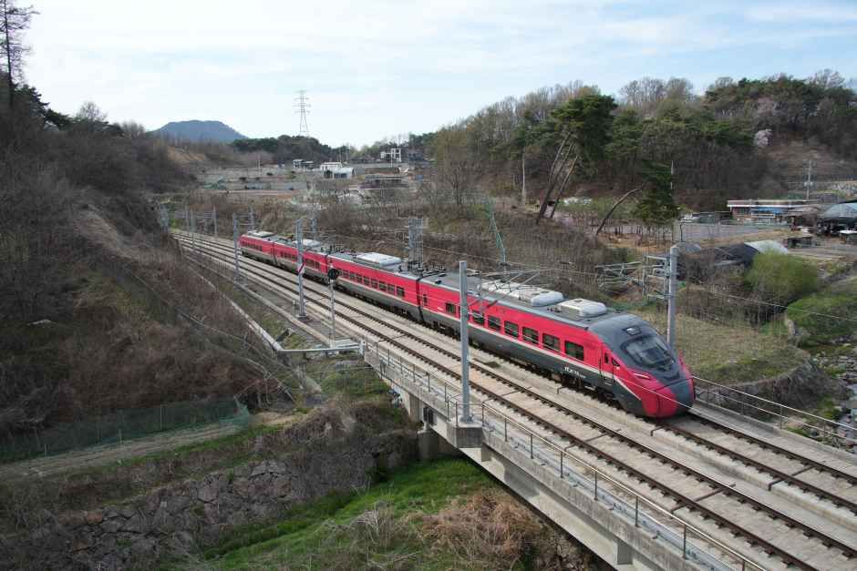 KTX-イウム707号と清凉里発釜田行きITX-マウム1673号