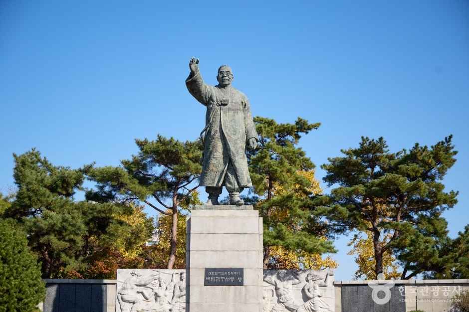 Baekbeom Plaza (Statue of Baekbeom Kim Gu)