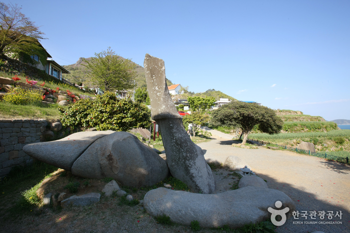 남해 가천 해변과 암수바위 남해 가천 해변과 암수바위