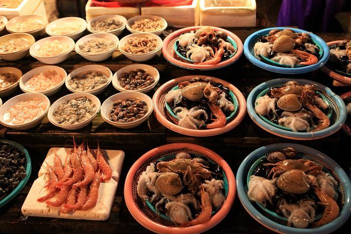 Jチャガルチ市場では様々な水産物を販売する。