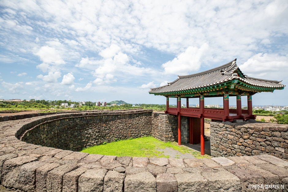 명월성지