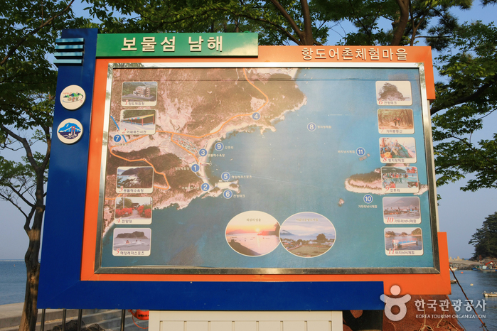 항도몽돌해수욕장과 항도방파제 항도몽돌해수욕장과 항도방파제