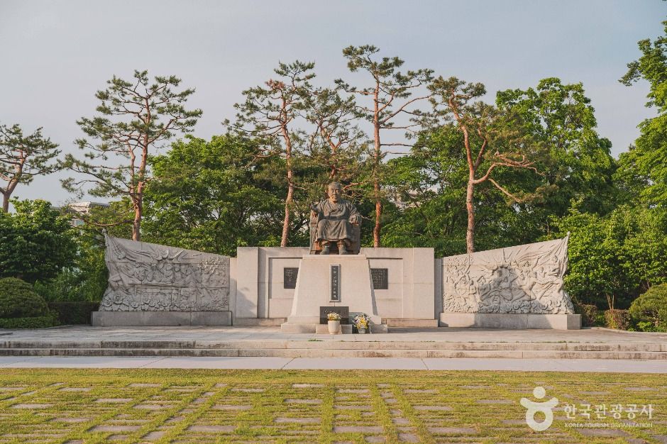 Statue of Seongjae Yi Si-yeong
