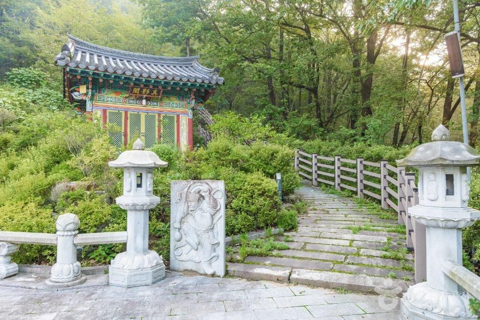 석림사 경내의 불상과 석탑