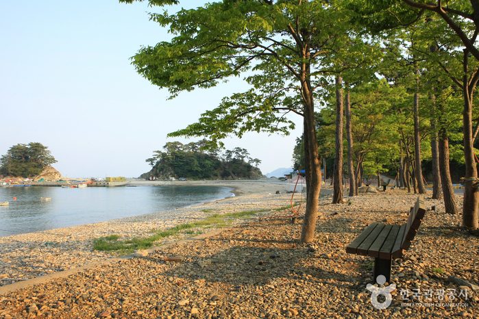 항도몽돌해수욕장과 항도방파제 항도몽돌해수욕장과 항도방파제