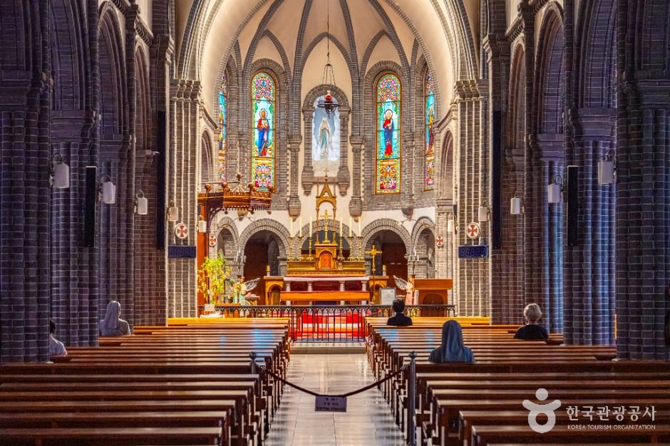 The cathedral interior featured in <When Life Gives You Tangerines >