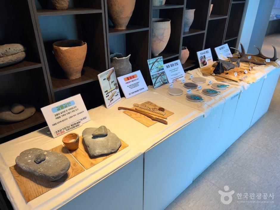 제주_제주_고산리유적안내센터_내부_3.jpg