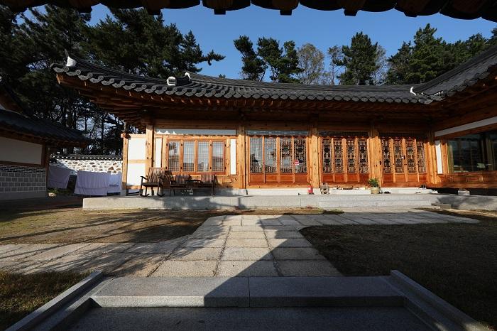 Donganjae shows a fantastic harmony of tradition and modernity.