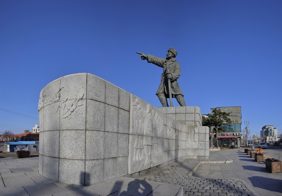 김좌진장군동상
