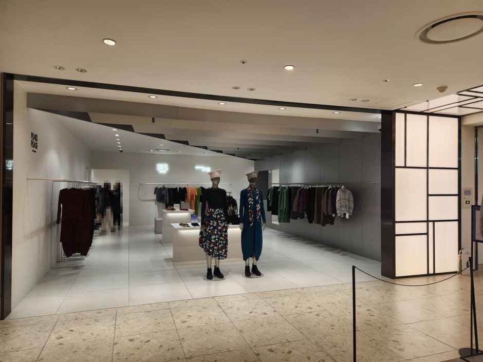 Pleats Please 新世界百货 Times Square店