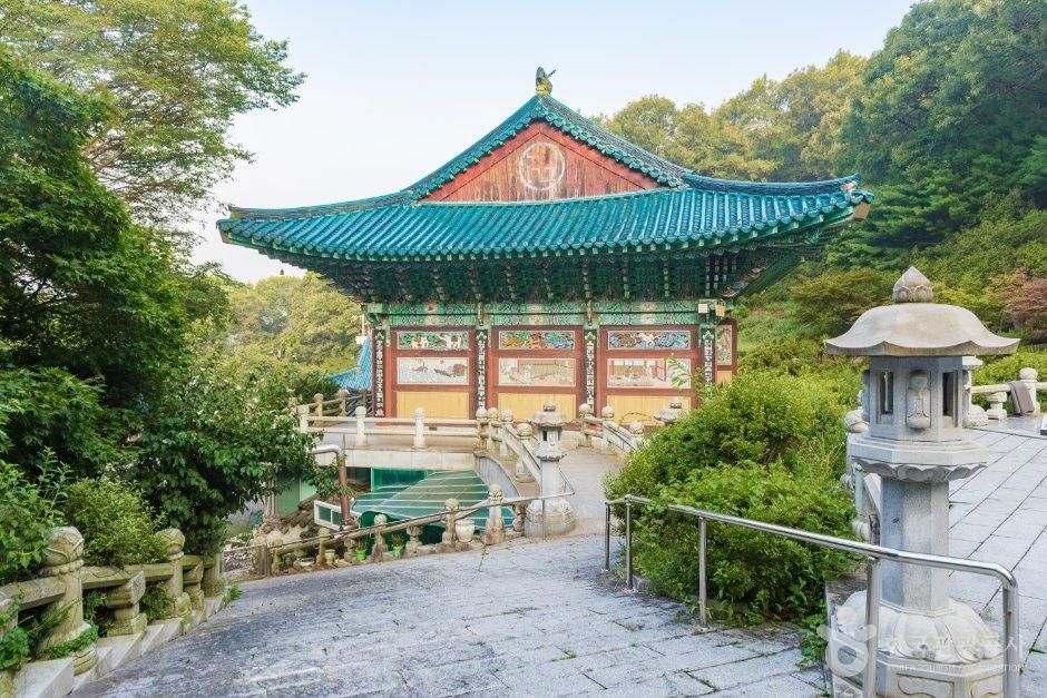 석림사 경내 계단과 석등