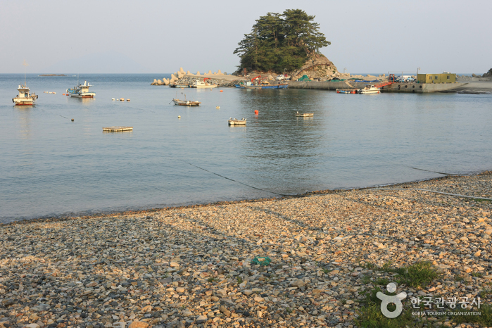 항도몽돌해수욕장과 항도방파제 항도몽돌해수욕장과 항도방파제
