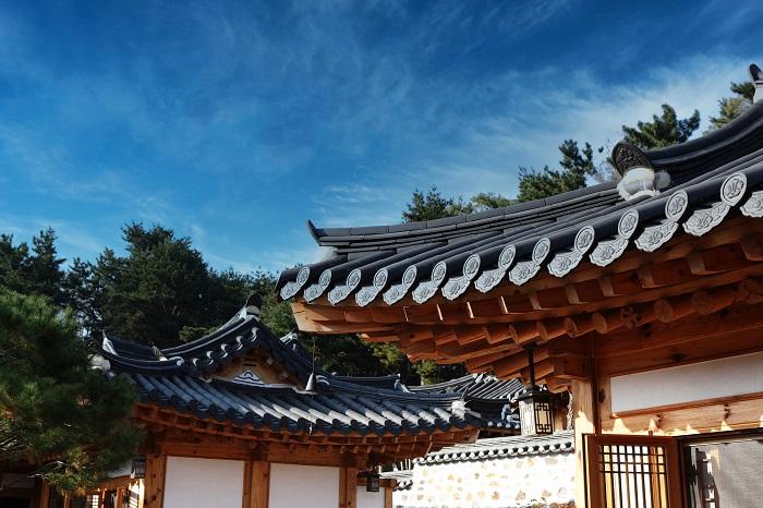 Single-family hanok buildings make them perfect as zero contact accommodations.